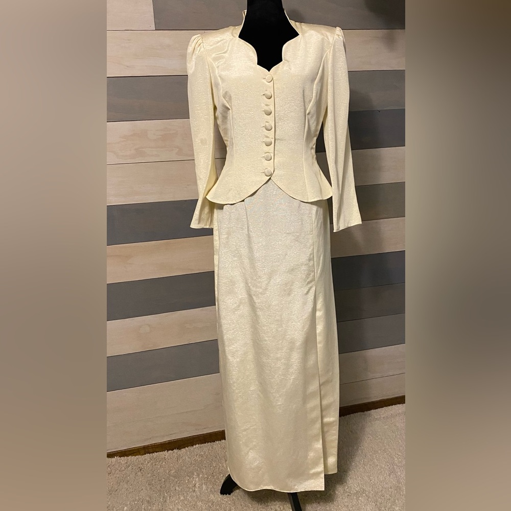 Mother of the bride two piece suit. Size 8-10. Cream. Macys